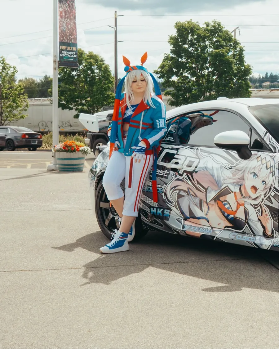 Two Umamusume cosplayers with the Oguri Cap itasha Toyota GR86